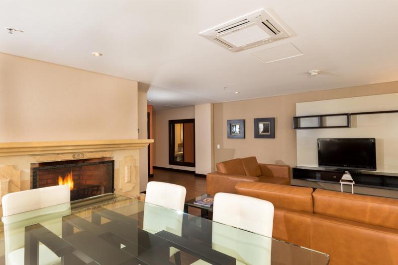 카사 단 칼튼 호텔&스파 보고타 객실 사진 A living room with a fireplace